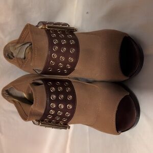 Women's Micheal Kors Size 5 Tan And Brown Ankle Boots.